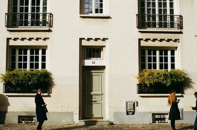 students in front of a building for La Rentrée in France